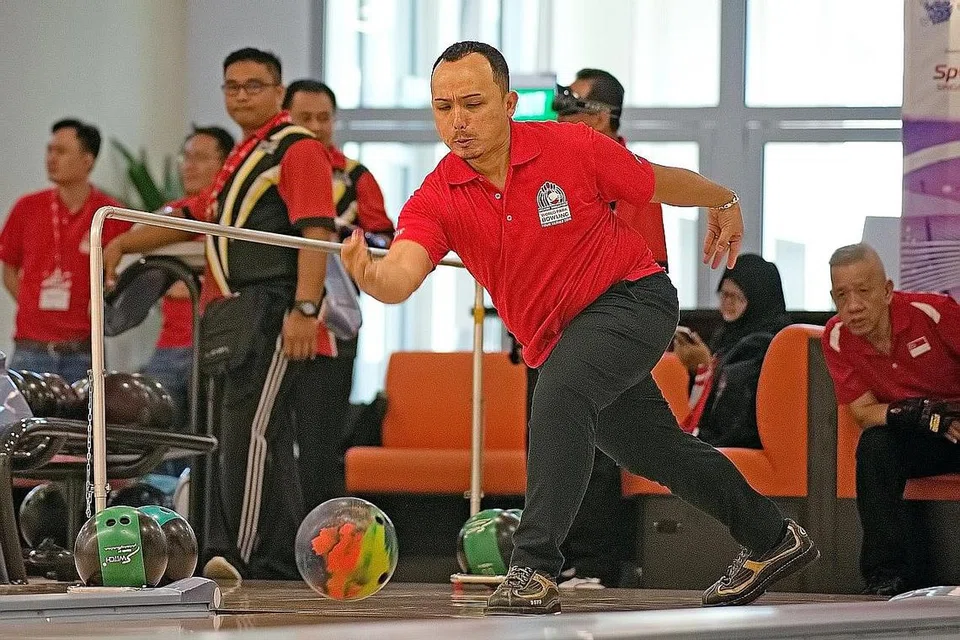 PELUANG KIBARKAN BENDERA NEGARA: Syahidah dan Ismail (atas) adalah antara 42 atlit-para daripada 10 cabang sukan yang dipilih tampil di Sukan Para Asia nanti. - Foto fail