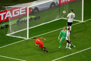 SENTUHAN CEMERLANG: Bola tendangan penyerang Chile, Alexis Sanchez (jersi merah), membolosi gawang Jerman. Dengan gol itu, Sanchez menjadi penjaring gol terbanyak pasukan negaranya. - Foto REUTERS