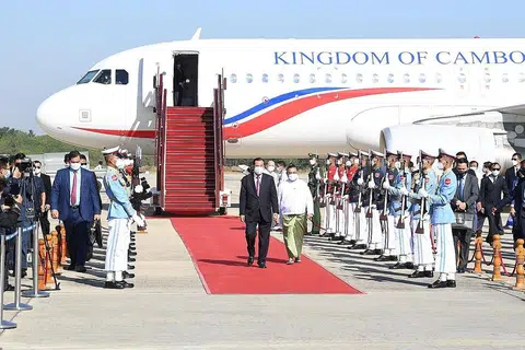 DISAMBUT JUNTA TENTERA: Ketibaan Encik Hun Sen (berkot) di Myanmar disambut dengan permaidani merah oleh pihak junta tentera negara itu. - Foto REUTERS