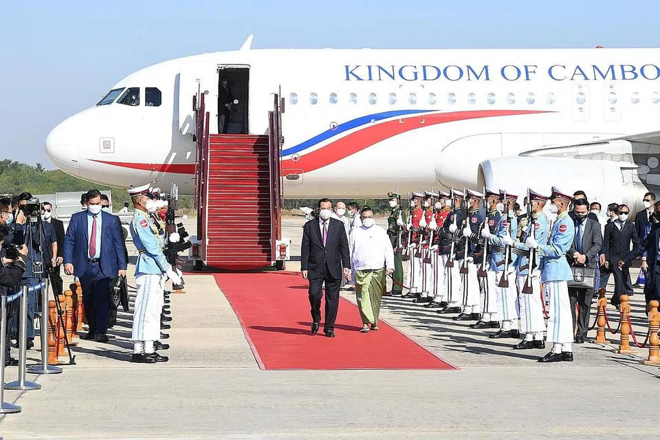 DISAMBUT JUNTA TENTERA: Ketibaan Encik Hun Sen (berkot) di Myanmar disambut dengan permaidani merah oleh pihak junta tentera negara itu. - Foto REUTERS