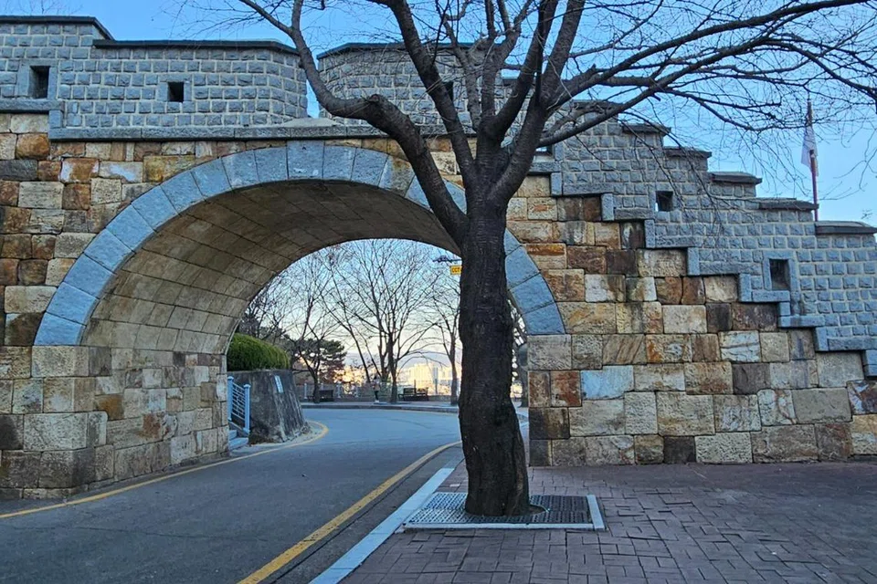 JAMBATAN POPULAR: Kubu Suwon Hwaseong yang merupakan sebuah jambatan dipaparkan dalam drama ‘Twenty-Five Twenty-One’.