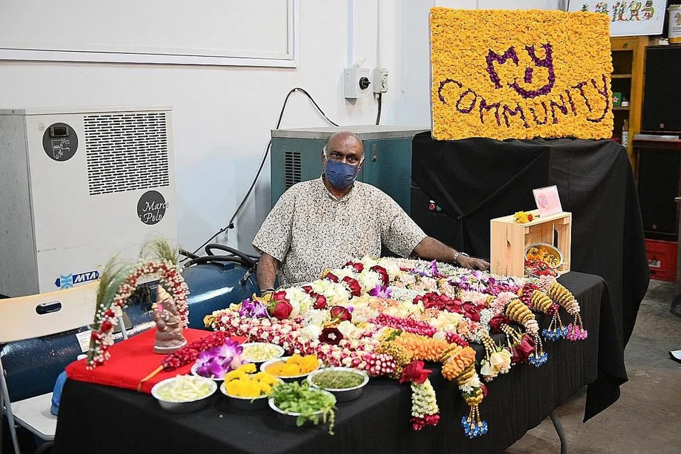 PEMBUAT KALUNG: Encik R. Jayaselvam dari Anushia Flower Shop pula akan adakan bengkel buat kalung bunga untuk peserta pesta warisan itu. - Foto MY COMMUNITY