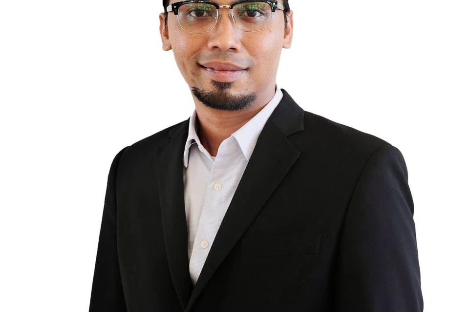 Ustaz Mustafalhafi Afandi seorang eksekutif undang-undang di sebuah firma guaman.