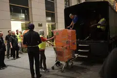 Polis M'sia rampas 284 beg tangan mewah, 72 beg wang dan barang berharga dari kediaman milik Najib