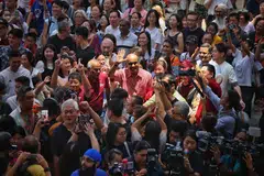 PILIHAN MAJORITI: Encik Tharman Shanmugaratnam (tengah) dikerumuni penyokongnya selepas merekod kemenangan bersejarah dalam Pilihan Raya Presiden Singapura pada 1 September.