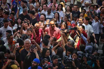 PILIHAN MAJORITI: Encik Tharman Shanmugaratnam (tengah) dikerumuni penyokongnya selepas merekod kemenangan bersejarah dalam Pilihan Raya Presiden Singapura pada 1 September.