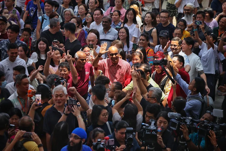 PILIHAN MAJORITI: Encik Tharman Shanmugaratnam (tengah) dikerumuni penyokongnya selepas merekod kemenangan bersejarah dalam Pilihan Raya Presiden Singapura pada 1 September.