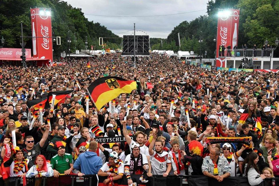 Penyokong di Berlin bersorak keriangan selepas Jerman berjaya menewaskan Sweden. 