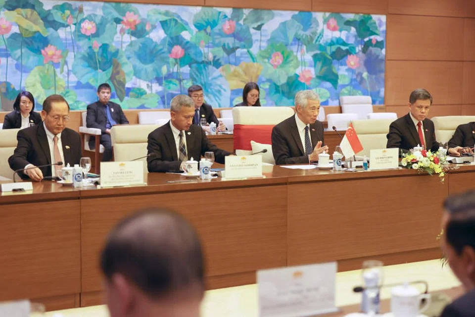 MESYUARAT DUA HALA: Perdana Menteri, Encik Lee Hsien Loong (dua dari kanan), dan delegasi termasuk (dari kiri) Menteri Tenaga Manusia merangkap Menteri Kedua Perdagangan dan Perusahaan, Dr Tan See Leng; Menteri Ehwal Luar, Dr Vivian Balakrishnan, dan Menteri Pendidikan, Encik Chan Chun Sing, bertukar-tukar pandangan semasa pertemuan dua hala di Pejabat Pemerintah di Hanoi. 