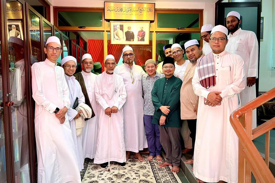 Majlis pelancaran perpustakaan kecil bernama ‘Maktabah Shaikh Syed Isa Semait’ telah diadakan di Masjid Haji Muhammad Salleh@Makam Habib Noh pada 18 Julai selepas solat Jumaat. Antara mereka yang hadir adalah Pengerusi Masjid Haji Muhammad Salleh@Makam Habib Noh, Encik Khalid Mohamad (lima dari kiri); adik ipar Allahyarham mantan Mufti Singapura, Allahyarham Ustaz Syed Isa Semait, Habib Esa Annagib Mohamed Alhaddad (empat dari kiri); dan mantan AP, Encik Amrin Amin (enam dari kiri).