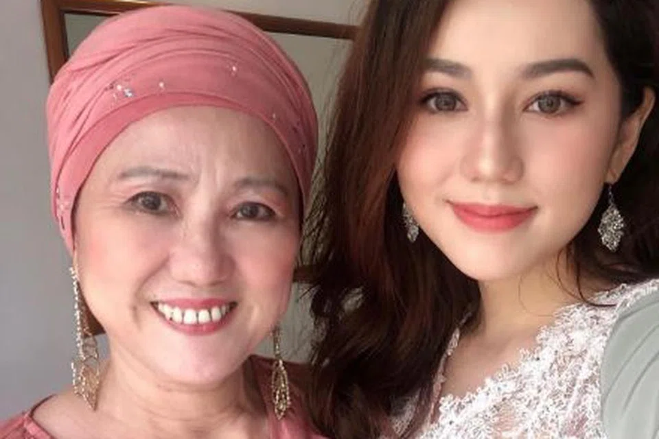 Pelakon Malaysia, Sophia Albarakbah (kanan), berkata ibunya, Marina Wong, merupakan seorang mualaf berdarah Cina dan pernah menjadi peragawati.