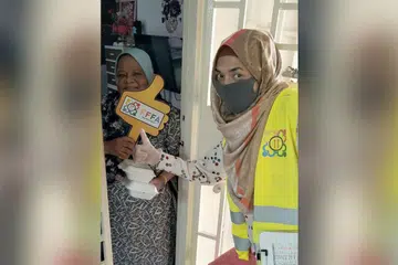 MENGAGIH MAKANAN: Sukarelawan Free Food For All (FFFA) mengagihkan makanan kepada benefisiari mereka pada April 2020 semasa bulan puasa. - Foto fail 