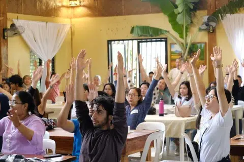 Para hadirin Sidang Kemuncak Zon Biru 2025 melakukan senaman tai chi, iaitu salah satu cara warga emas Singapura kekal aktif.