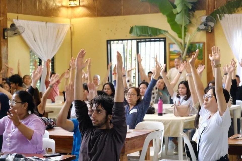 Para hadirin Sidang Kemuncak Zon Biru 2025 melakukan senaman tai chi, iaitu salah satu cara warga emas Singapura kekal aktif.