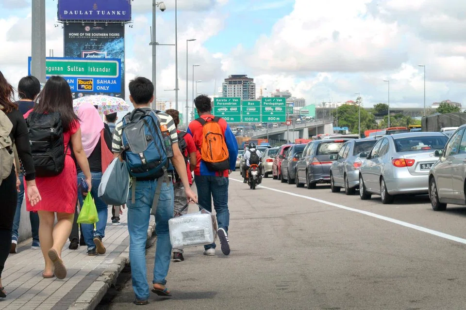 SANGGUP MEMBETIS: Dengan cuti sekolah hujung tahun dan ringgit  Malaysia yang lemah, ramai yang sanggup harungi kesesakan di Koswe ke Malaysia. 