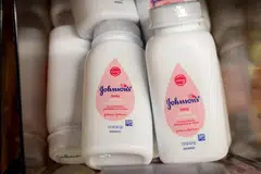 HENTI PENJUALAN: Johnson & Johnson semalam mengumumkan ia akan menghentikan penjualan bedak bayi Johnson's di Amerika Syarikat dan Kanada, dengan mengatakan bahawa ia adalah sebahagian daripada penilaian semula portfolio produk pengguna yang didorong oleh wabak koronavirus.