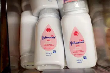 HENTI PENJUALAN: Johnson & Johnson semalam mengumumkan ia akan menghentikan penjualan bedak bayi Johnson's di Amerika Syarikat dan Kanada, dengan mengatakan bahawa ia adalah sebahagian daripada penilaian semula portfolio produk pengguna yang didorong oleh wabak koronavirus.