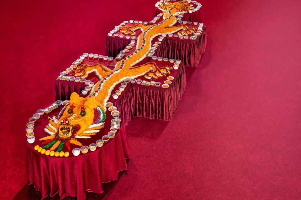 Syarikat katering setempat, Neo Garden, menawarkan hidangan tradisional Cina, ‘yusheng’, sepanjang 1,088 meter dengan harga lebih sejuta dolar.