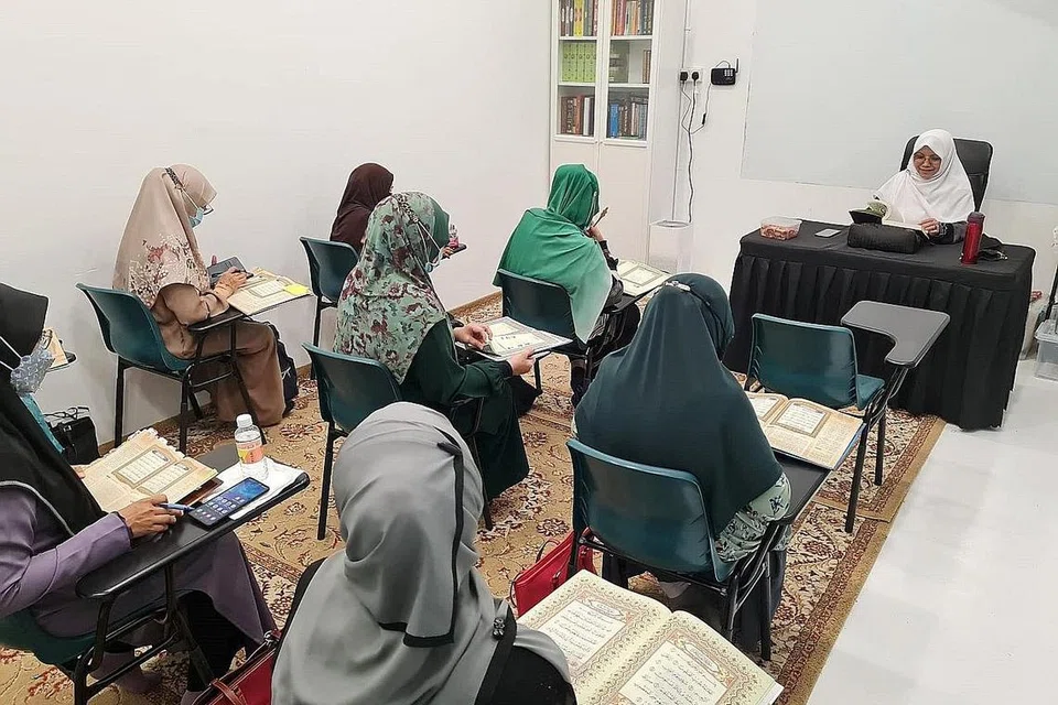 PROGRAM MINGGUAN: Kelas Tahsin Al-Quran diadakan di Yishun anjuran Nur Insan. Kedua-dua gambar dirakam baru-baru ini. - Foto-foto NUR INSAN