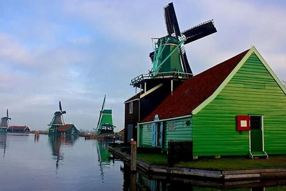 MENYERLAH: Kincir angin di Zaanse Schans. - Foto ZAKI ZULFAKAR