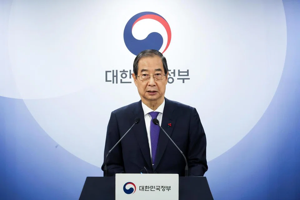 Ahli Parlimen pembangkang menuduh, Pemangku Presiden Korea Selatan, Encik Han Duck-soo (gambar), menghalang proses siasatan ke atas mantan Presiden Yoon Suk Yeol.