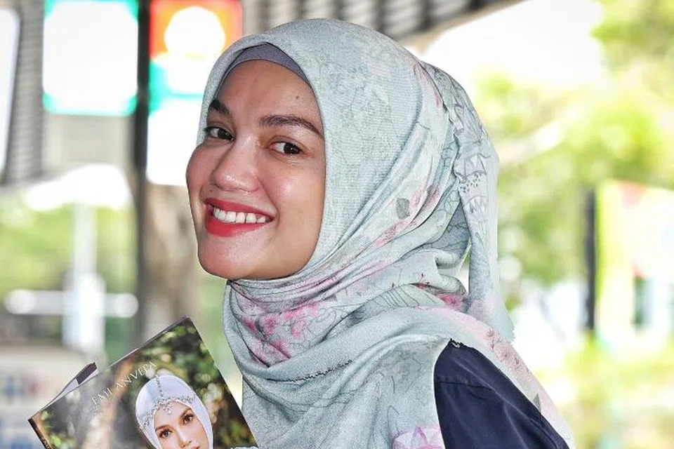 BUAT PENJELASAN: Puteri Sarah Liyana bersama buku mengenai kisah hidupnya, ‘Puteri Sarah: Terus Melangkah’. Beliau berkata vape yang kononnya dihisap beliau tidak mengandungi nikotin, hanya perisa guava.