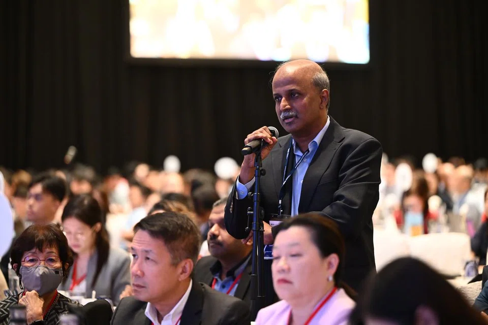 Perunding Kanan di Divisyen Penyakit Berjangkit Hospital Universiti Nasional (NUH), Profesor Paul Tambyah, bertanya sama ada Singapura akan meminda dasar imigresennya untuk membenarkan warga asing yang mempunyai pertalian keluarga dengan Singapura dan boleh menyumbang kepada Singapura, untuk diutamakan dalam mendapatkan pekerjaan di Singapura.