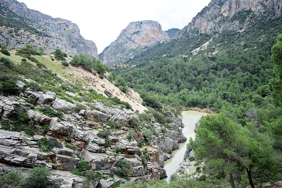 CUKUP MENENANGKAN: Pemandangan di Caminito Del Rey ini (gambar atas) menjadikan pelawat rasa tenang tatkala berada di kawasannya yang agak tinggi. - Foto SITI RAFE'AH OMER