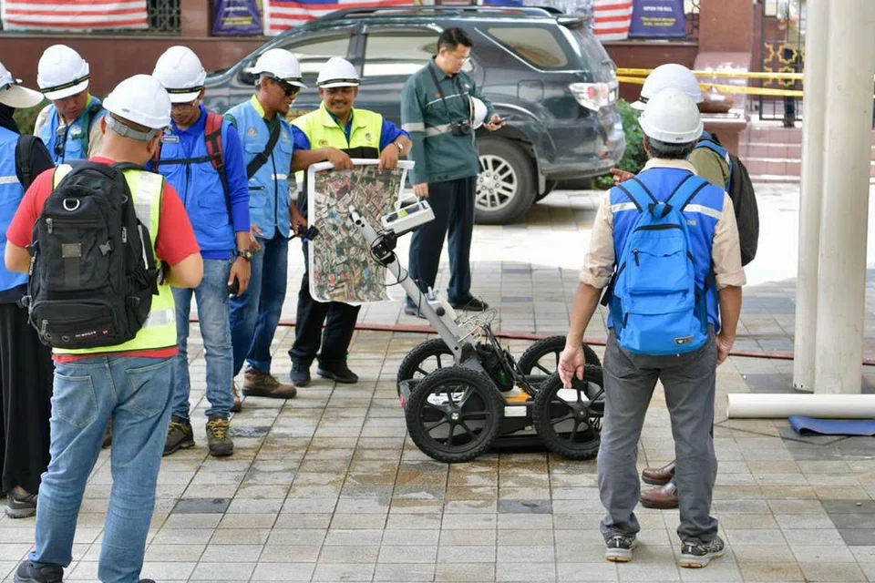 Alat pengesan radar menembusi tanah (GPR) dibawa ke kawasan Masjid India, Kuala Lumpur, untuk membantu operasi mencari dan menyelamat (SAR) wanita warga India yang hilang selepas terperosok ke dalam tanah jerlus pada 23 Ogos.
