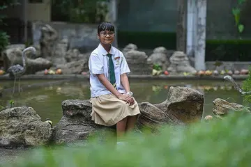 TANGGUNGJAWAB SEORANG ANAK: Meskipun perlu memikul pelbagai tanggungjawab, Irdina tetap fokus dan komited dalam pembelajarannya. - Foto BH oleh DESMOND FOO