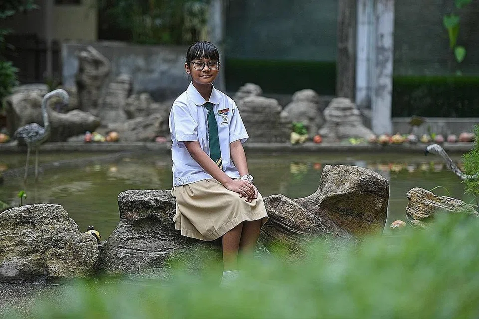 TANGGUNGJAWAB SEORANG ANAK: Meskipun perlu memikul pelbagai tanggungjawab, Irdina tetap fokus dan komited dalam pembelajarannya. - Foto BH oleh DESMOND FOO