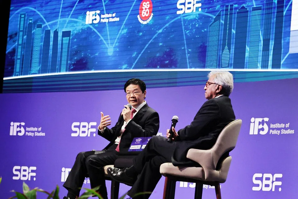 Perdana Menteri, Encik Lawrence Wong (kiri), di sesi dialog Persidangan Institut Pengajian Dasar (IPS)-Persekutuan Perniagaan Singapura (SBF) ‘Bandar Global Singapura: SG60 Dan Selanjutnya’ di Pusat Konvensyen dan Ekspo Sands pada 29 Julai. Bersama beliau ialah moderator, Pengarah IPS, Encik Janadas Devan.