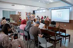 Dari kiri, Pegawai Teknologi Layl Ash-Shayr (LAS), Encik Ahmad Mudaafi’ Zainuddin (selaku moderator); Ketua Jangkauan LAS, Cik Nur Laili Madhar Abdeen; Ketua Pemasaran LAS, Cik Zubaidah Dadlani; dan, Ketua Pentadbir LAS, Cik Nursarah Safari, berkongsi tentang proses menghasilkan antologi pertama mereka, ‘Layl Ash-Shayr Vol.1: The Opening Act’. Selain perbincangan mengenai antologi mereka, terdapat juga perbincangan panel lain tentang dunia persuratan Singapura bersama anggota panel yang merangkumi penulis Muslim tempatan.