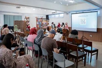 Dari kiri, Pegawai Teknologi Layl Ash-Shayr (LAS), Encik Ahmad Mudaafi’ Zainuddin (selaku moderator); Ketua Jangkauan LAS, Cik Nur Laili Madhar Abdeen; Ketua Pemasaran LAS, Cik Zubaidah Dadlani; dan, Ketua Pentadbir LAS, Cik Nursarah Safari, berkongsi tentang proses menghasilkan antologi pertama mereka, ‘Layl Ash-Shayr Vol.1: The Opening Act’. Selain perbincangan mengenai antologi mereka, terdapat juga perbincangan panel lain tentang dunia persuratan Singapura bersama anggota panel yang merangkumi penulis Muslim tempatan.