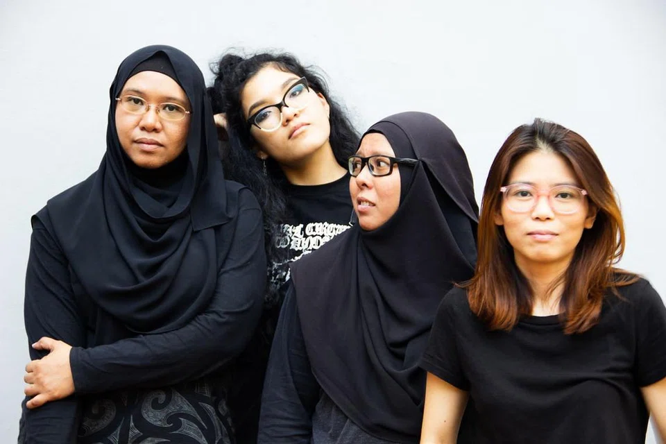 TENAGA MUZIK 'HARDCORE': Anggota Obstacle Upsurge (dari kiri) Normarina Kasmuri, Puteri Nur'ainn Ramlee, Malis Maizan dan Anvea Chieu meluahkan rintihan anak dunia dalam lagu mereka. - Foto OBSTACLE UPSURGE