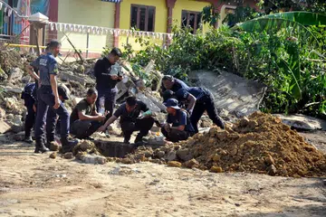 TELITI KEADAAN BOM: Unit Pemusnah Bom (UPB) Ibu Pejabat Polis Kontinjen (IPK) Terengganu meneliti lokasi tempat dua biji bom lama jenis mortar 60mm dan perlu diletupkan di belakang sebuah dewan terbuka berhampiran sebuah stesen minyak di Seberang Jertih.