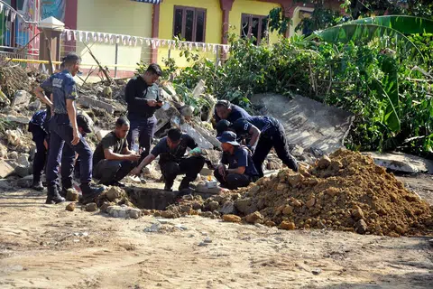 TELITI KEADAAN BOM: Unit Pemusnah Bom (UPB) Ibu Pejabat Polis Kontinjen (IPK) Terengganu meneliti lokasi tempat dua biji bom lama jenis mortar 60mm dan perlu diletupkan di belakang sebuah dewan terbuka berhampiran sebuah stesen minyak di Seberang Jertih.