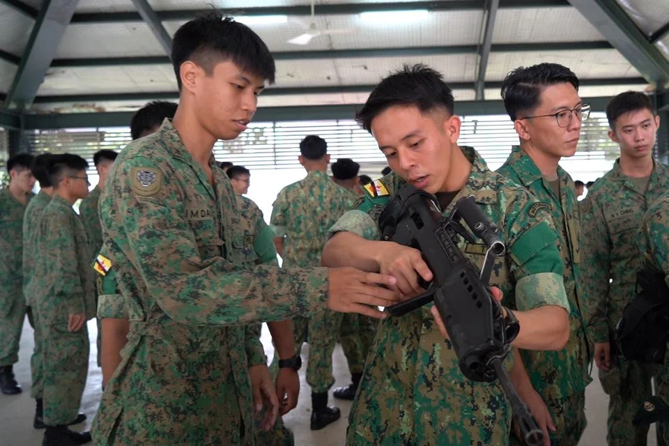 Askar dari Angkatan Bersenjata Singapura (SAF) dan Pasukan Darat Diraja Brunei (RBLF) berinteraksi semasa menjayakan ‘Latuhan Maju Bersama’.