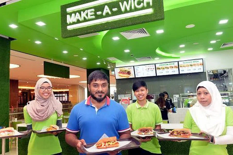 PELBAGAI SAJIAN SANDWIC MEMENUHI SELERA ANDA: Encik Nuurul Muhammed (berbaju biru) bersama tiga kakitangannya menunjukkan antara sandwic yang disajikan di Make-A-Wich. - Foto-foto M.O. SALLEH
