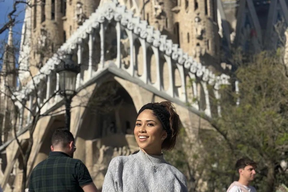 Farah Farook teruja berkunjung ke Sepanyol yang dianggap eksotik, dengan impiannya mengacara program kembara realiti, ‘Zoom Sepanyol’, menjadi nyata. Foto ini dirakam di Sagrada Familia, Barcelona.