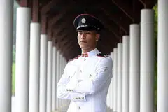 TEKAD ATASI CABARAN: Walaupun 2LT Khadri memasuki NS pada usia 25, beliau dianugerah rekrut terbaik sewaktu BMT dan kini ditauliah sebagai pegawai SAF. - Foto ZAOBAO
