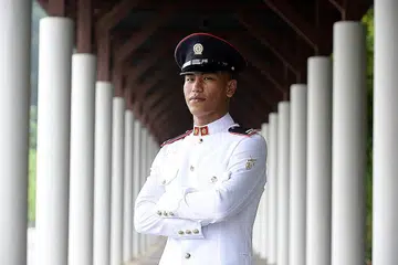 TEKAD ATASI CABARAN: Walaupun 2LT Khadri memasuki NS pada usia 25, beliau dianugerah rekrut terbaik sewaktu BMT dan kini ditauliah sebagai pegawai SAF. - Foto ZAOBAO