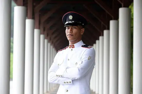 TEKAD ATASI CABARAN: Walaupun 2LT Khadri memasuki NS pada usia 25, beliau dianugerah rekrut terbaik sewaktu BMT dan kini ditauliah sebagai pegawai SAF. - Foto ZAOBAO
