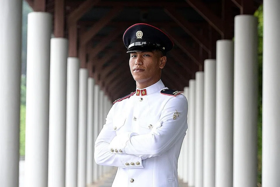 TEKAD ATASI CABARAN: Walaupun 2LT Khadri memasuki NS pada usia 25, beliau dianugerah rekrut terbaik sewaktu BMT dan kini ditauliah sebagai pegawai SAF. - Foto ZAOBAO