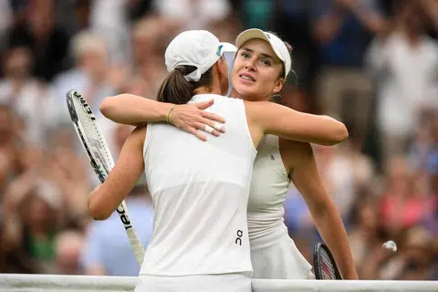 BERMAIN DENGAN CEMERLANG: Elina Svitolina (kanan) mendakap lawan yang ditewaskannya, pemain Poland, Iga Swiatek, dan akan melangkah ke separuh akhir Winbledon 2023. 