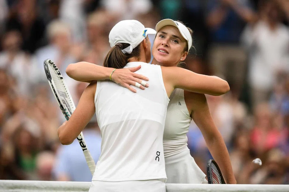 BERMAIN DENGAN CEMERLANG: Elina Svitolina (kanan) mendakap lawan yang ditewaskannya, pemain Poland, Iga Swiatek, dan akan melangkah ke separuh akhir Winbledon 2023. 