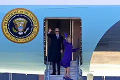 Mantan Presiden Amerika Syarikat, Encik Joe Biden, melambaikan salam perpisahan ketika menaiki pesawat Air Force One di Pangkalan Udara Andrew, Maryland, pada 20 Januari.