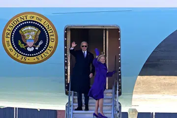 Mantan Presiden Amerika Syarikat, Encik Joe Biden, melambaikan salam perpisahan ketika menaiki pesawat Air Force One di Pangkalan Udara Andrew, Maryland, pada 20 Januari.