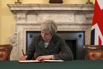 PROSES SUDAH BERMULA: Cik Theresa May semalam menandatangani surat rasmi kepada Kesatuan Eropah (EU), mengumumkan hasrat Britain berpisah daripada kesatuan itu. - Foto REUTERS