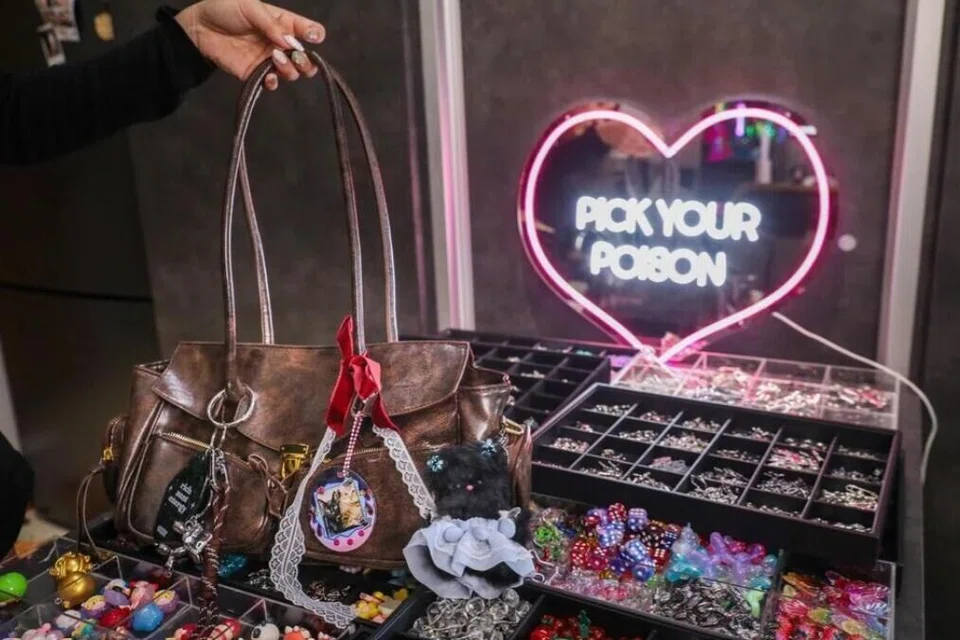 Sebuah beg dengan hiasan kalung yang disusun oleh pencipta aksesori beg tempatan.